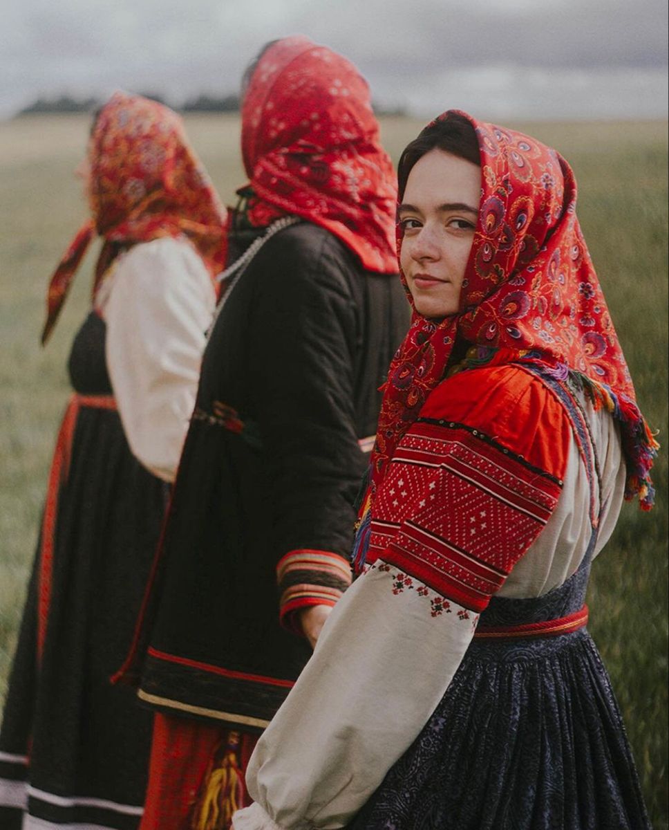 Women in Slavic costumes in Kalyan