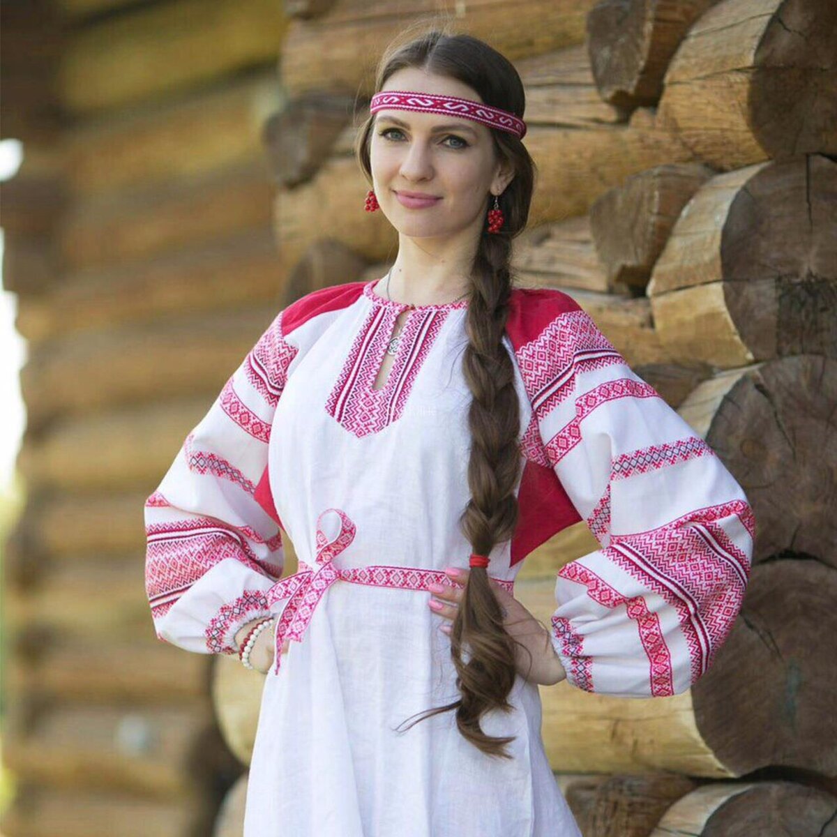 Girls in Slavic costumes in Kalyan