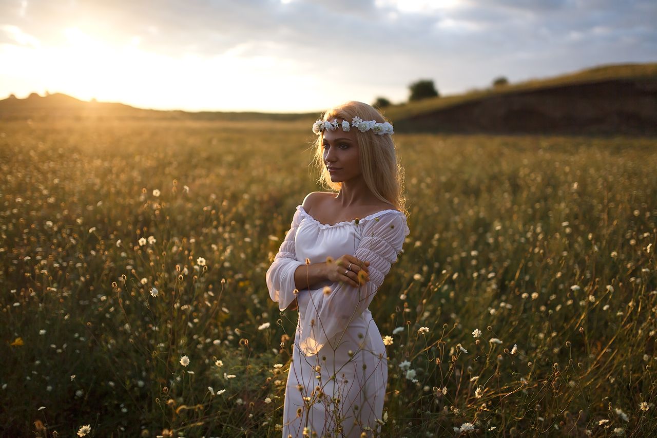 Girls in Slavic costumes in Kalyan