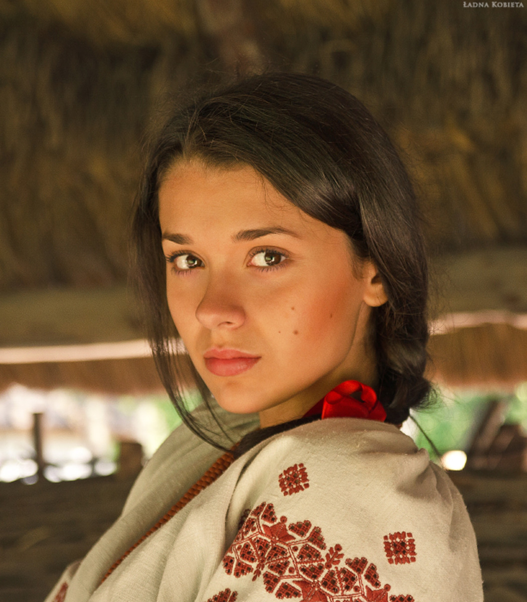 Girls in Slavic costumes in Kalyan