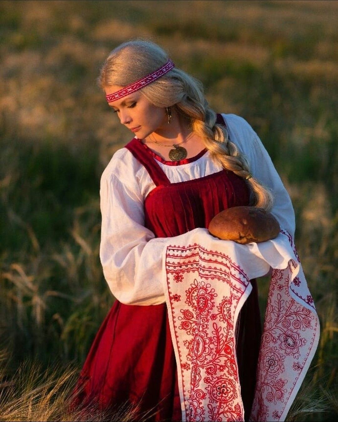 Girls in Slavic costumes in Kalyan