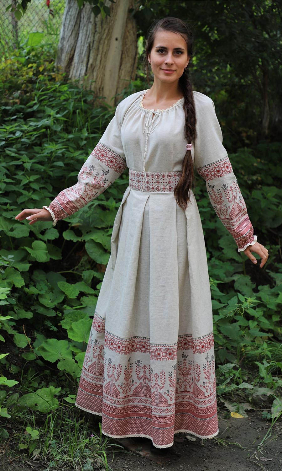 Girls in Slavic costumes in Kalyan