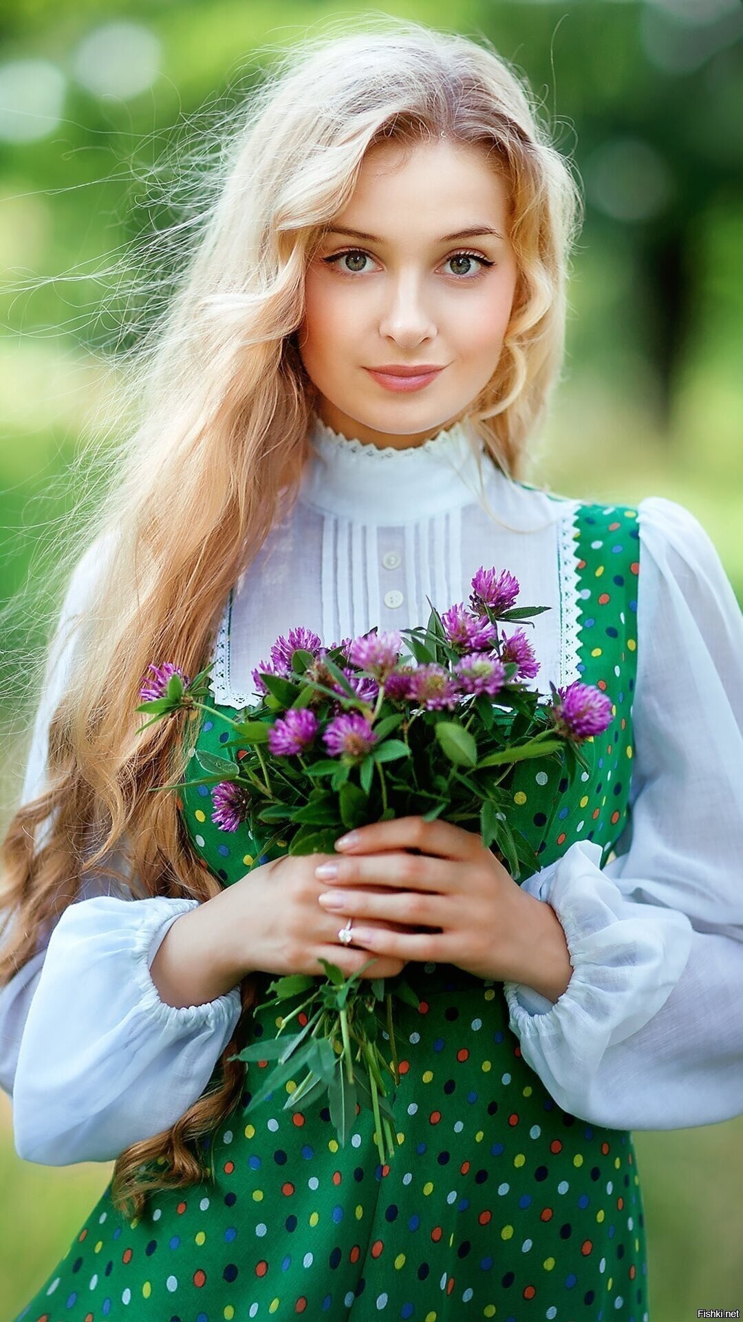Girls in Slavic costumes in Kalyan