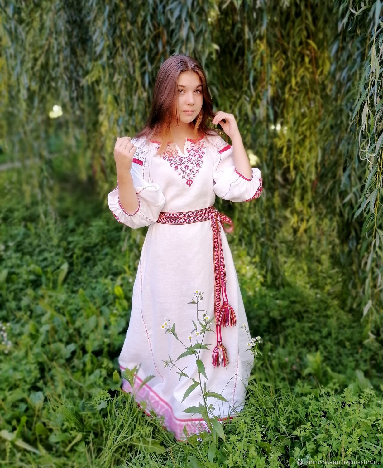 Girl Girls in Slavic costumes in Kalyan